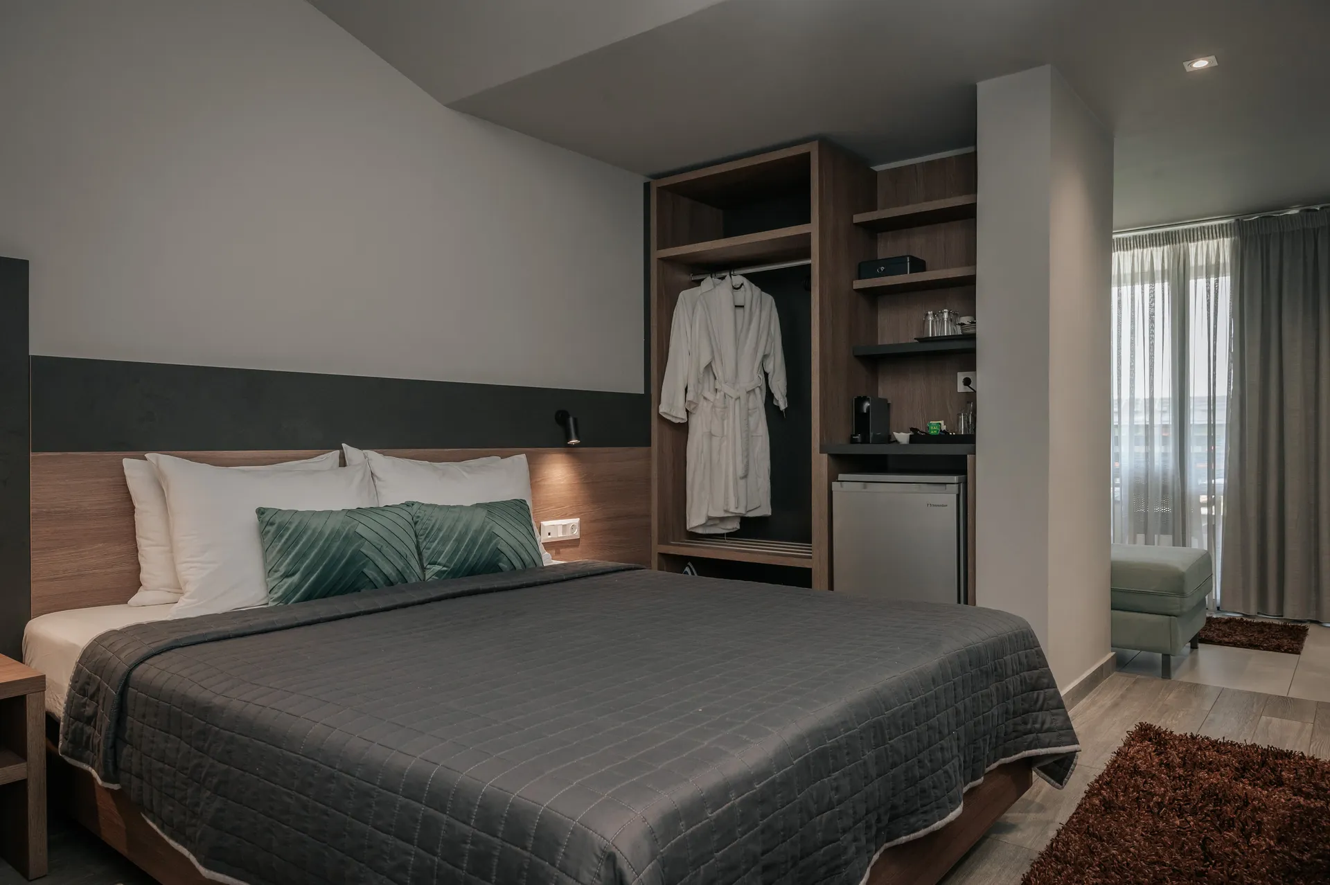 Tiara Holidays - Elizabeth Queen Luxury Rooms - Queen Junior Suite - bedroom